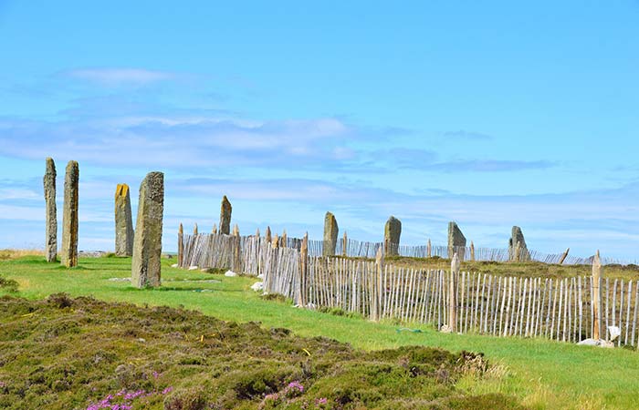die Megalithe des Ring of Brodgar auf den Orkney-Inseln