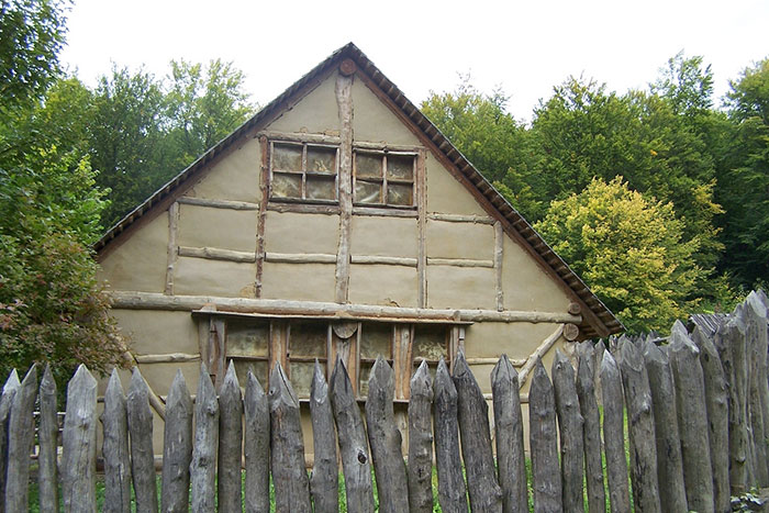 Das Hauptgebäude im Keltendorf Sünna